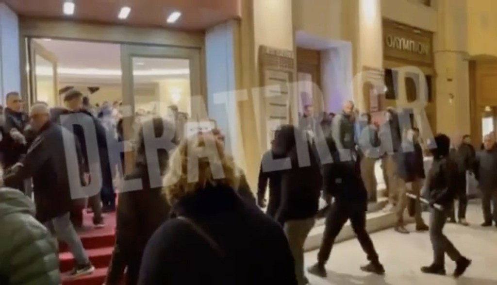 Θεσσαλονίκη: «Έχουν πάρει το καπέλο μου, μην κάνεις κάτι και σε βρουν», είπε ο αστυνομικός στην κόρη του μετά την επίθεση που δέχθηκε
